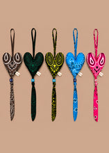 Afbeelding in Gallery-weergave laden, Bandana Heart Charm