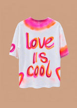 Afbeelding in Gallery-weergave laden, Love Is Cool - Tee
