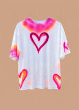Afbeelding in Gallery-weergave laden, Love Is Cool - Tee
