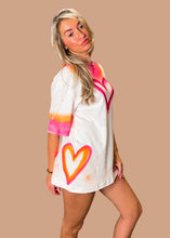 Afbeelding in Gallery-weergave laden, Love Is Cool - Tee
