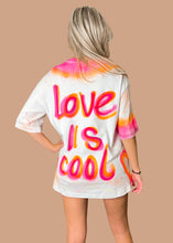 Afbeelding in Gallery-weergave laden, Love Is Cool - Tee
