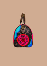 Load image into Gallery viewer, THE OG BAG 25 – Stay Weird
